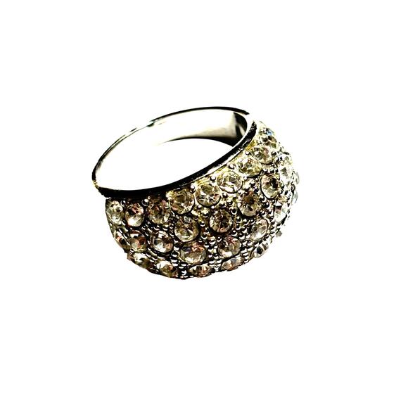 Vintage Y2K Silvertone cocktail ring covered in white rhinestones size 8.5 - Picture 1 of 6